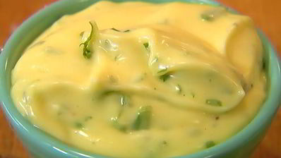 бутерброд с семгой, авокадо и беконом