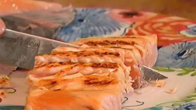 бутерброд с семгой, авокадо и беконом