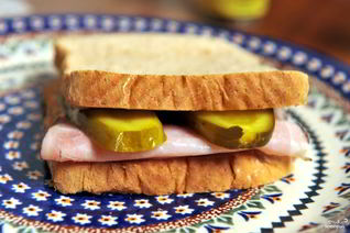 Бутерброд с солеными огурцами