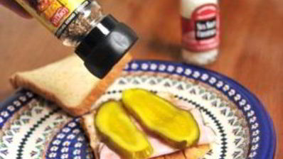 бутерброд с солеными огурцами