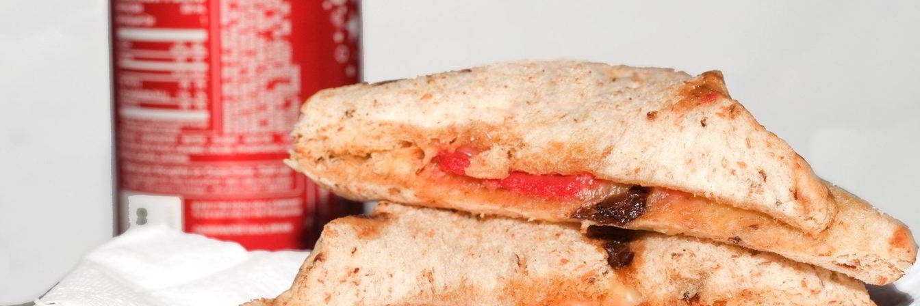 Бутерброд с сыром и колбасой в микроволновке