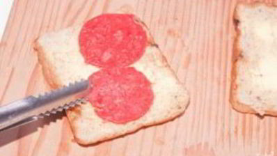 бутерброд с сыром и колбасой в микроволновке