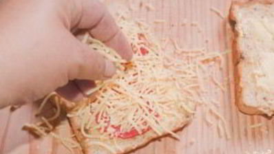 бутерброд с сыром и колбасой в микроволновке