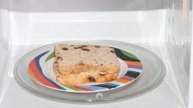 бутерброд с сыром и колбасой в микроволновке