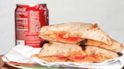 бутерброд с сыром и колбасой в микроволновке