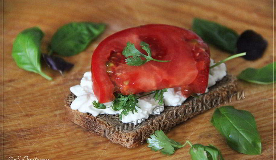 Рецепт бутерброда с творогом и помидорами