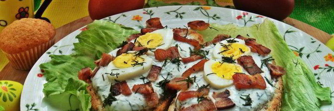 Бутерброд с яйцом и беконом