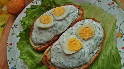 бутерброд с яйцом и беконом