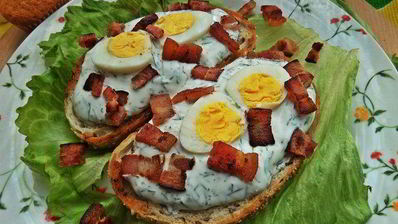 бутерброд с яйцом и беконом