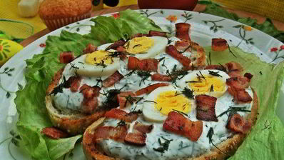 бутерброд с яйцом и беконом