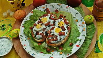 бутерброд с яйцом и беконом