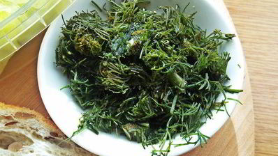 бутерброд с яйцом и беконом