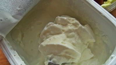 бутерброд с яйцом и беконом