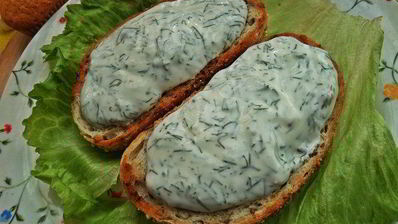 бутерброд с яйцом и беконом