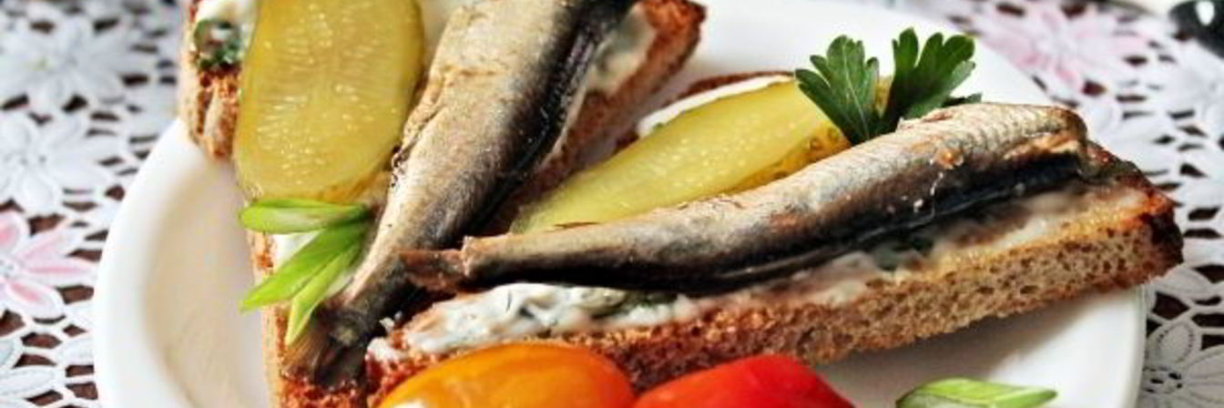 Бутерброд со шпротами и соленым огурцом