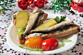 Бутерброд со шпротами и соленым огурцом