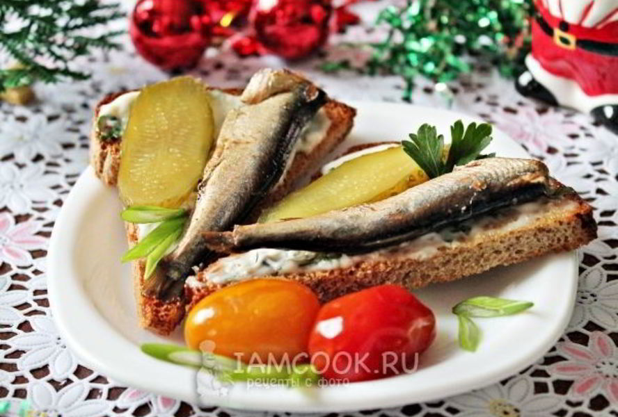 Бутерброд со шпротами и соленым огурцом