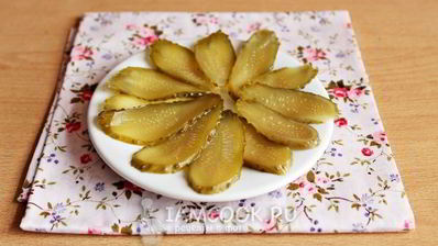 бутерброд со шпротами и соленым огурцом