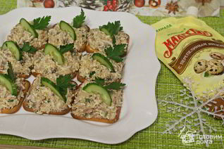 Бутерброды на крекерах с сардинами