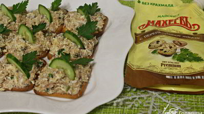 бутерброды на крекерах с сардинами