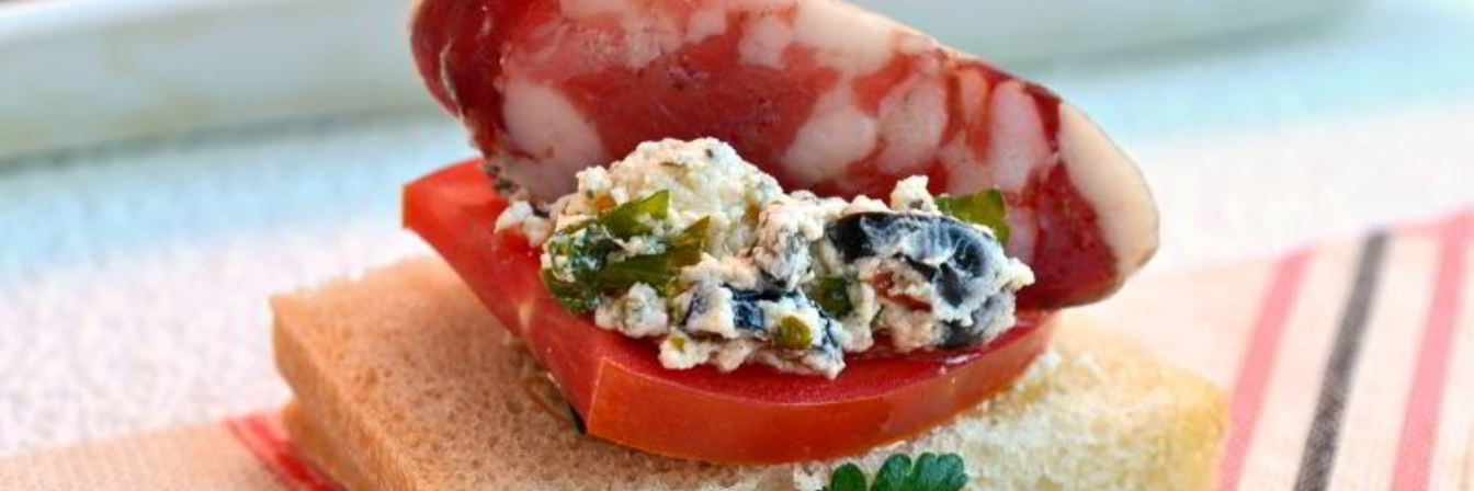 Бутерброды с фетой и сыровяленой колбасой