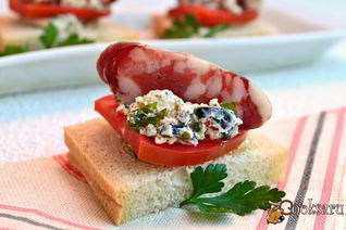 Бутерброды с фетой и сыровяленой колбасой