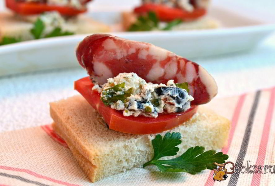 Бутерброды с фетой и сыровяленой колбасой