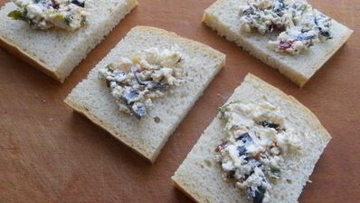 бутерброды с фетой и сыровяленой колбасой