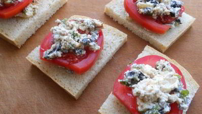 бутерброды с фетой и сыровяленой колбасой