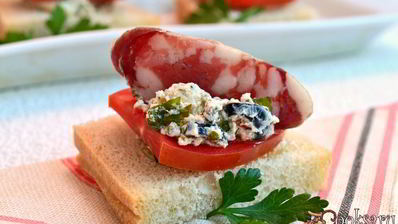 бутерброды с фетой и сыровяленой колбасой