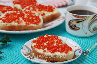 Бутерброды с красной икрой, сыром и яйцом