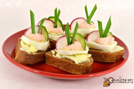 Бутерброды с маслом, яйцом и икрой мойвы