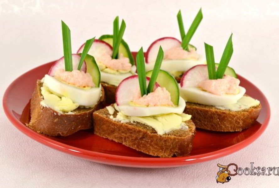 Бутерброды с маслом, яйцом и икрой мойвы