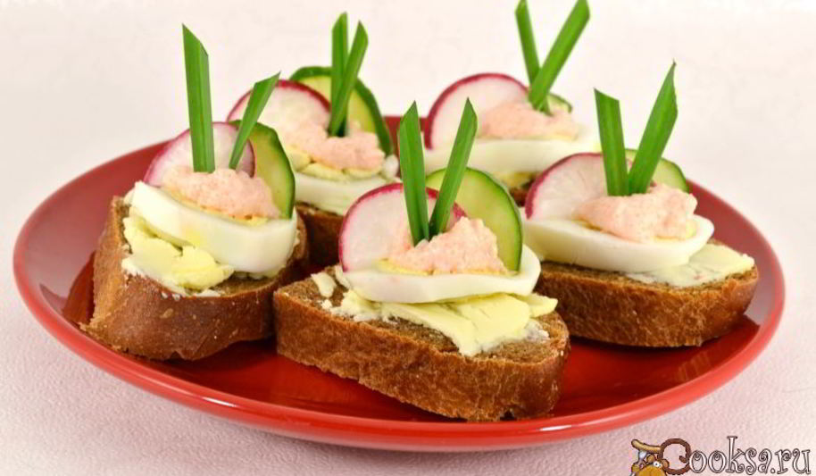 Рецепт бутербродов с маслом, яйцом и икрой мойвы