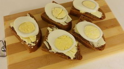 бутерброды с маслом, яйцом и икрой мойвы