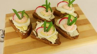 бутерброды с маслом, яйцом и икрой мойвы