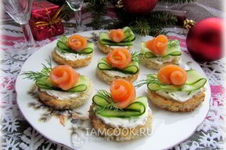 Бутерброды с огурцом и форелью