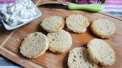 бутерброды с огурцом и форелью