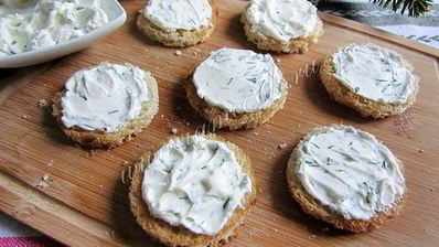 бутерброды с огурцом и форелью