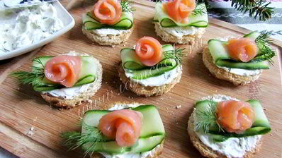 бутерброды с огурцом и форелью