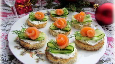 бутерброды с огурцом и форелью