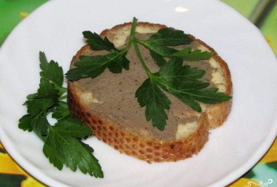 Бутерброды с паштетом из печени