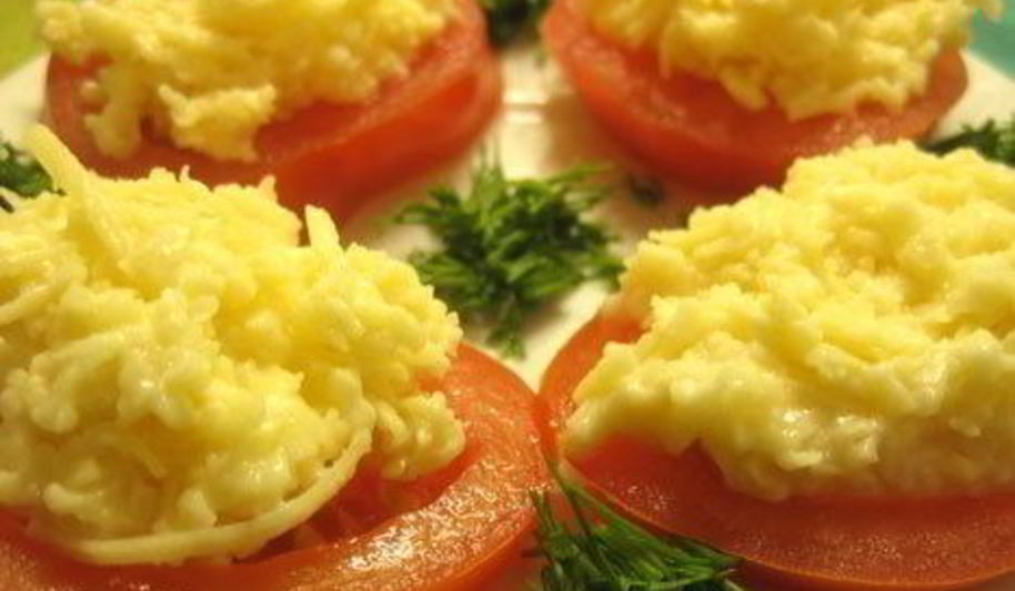 Рецепт бутербродов с помидорами и сырно-чесночным паштетом