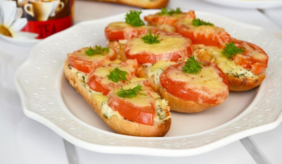 Рецепт бутербродов с помидорами и сыром в духовке