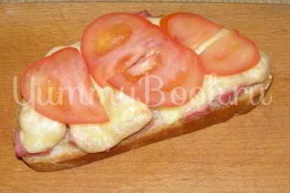 Бутерброды с помидорами, ветчиной и сыром