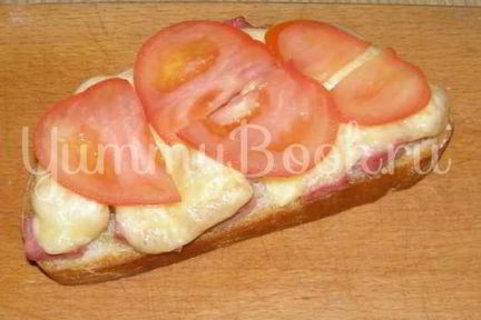 Бутерброды с помидорами, ветчиной и сыром