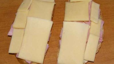 бутерброды с помидорами, ветчиной и сыром