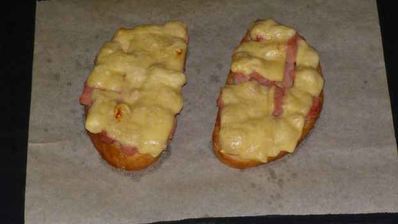 бутерброды с помидорами, ветчиной и сыром