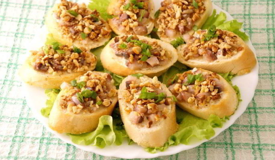 Рецепт бутербродов с сельдью и орехами