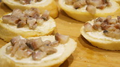 бутерброды с сельдью и орехами